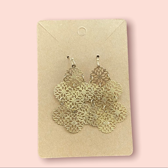 Three pairs of gold tone dangle earrings - Picture 3 of 4